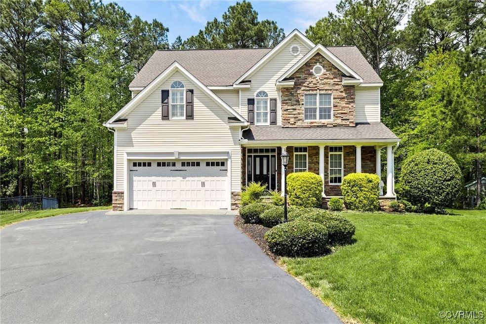 View of front of home featuring a front lawn, driv