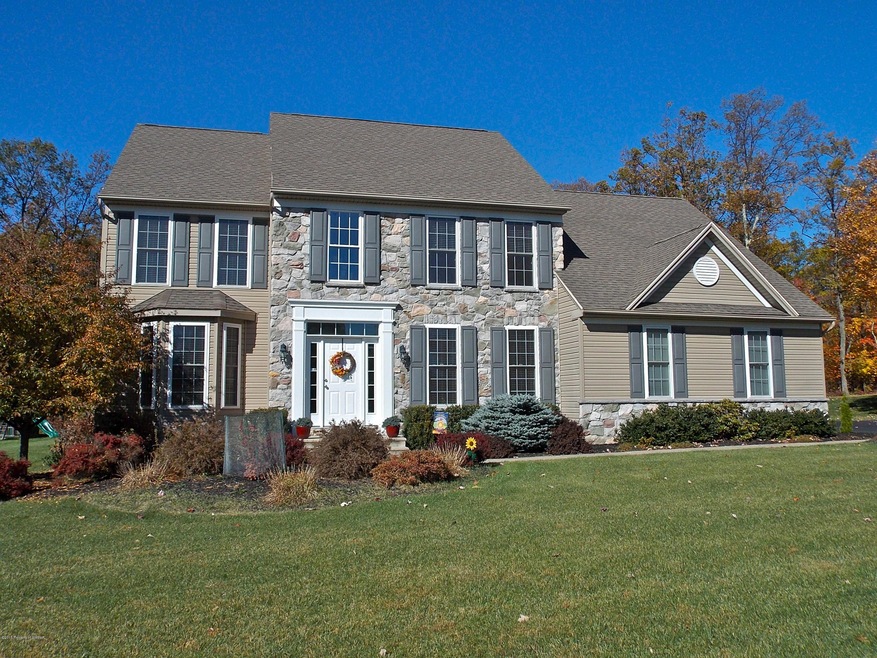 1040 Woodberry Dr, Mountain Top, PA 18707 - photo 1