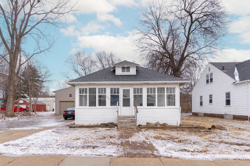 1013 W 20th St, Cedar Falls, IA 50613 - photo 1