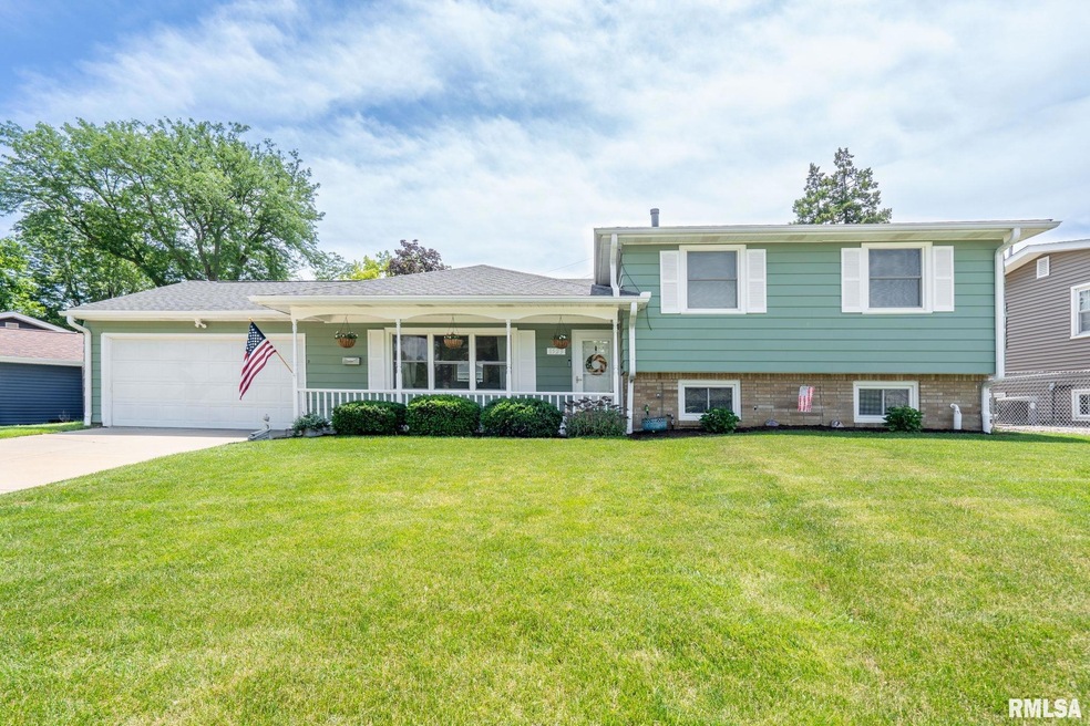 1523 Broadview Dr, Bettendorf, IA 52722 - photo 1