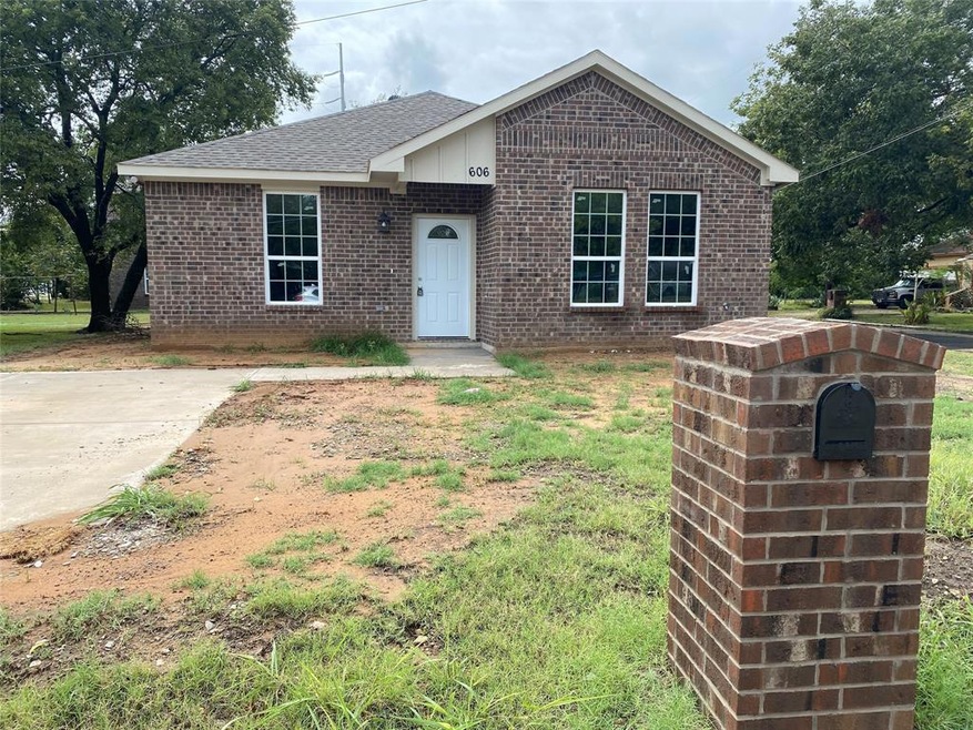 606 Atlantic St, Cleburne, TX 76031 - photo 1