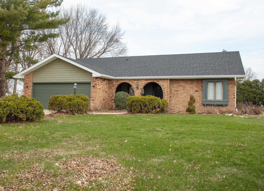 1306 Olympic Dr, Waterloo, IA 50701 - photo 1