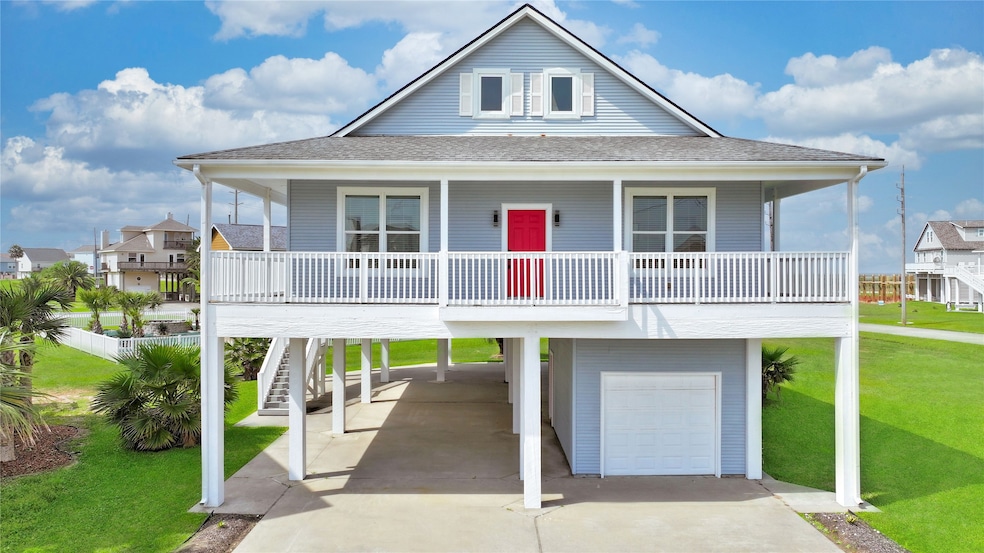 The home features 360° of composite decking. The w