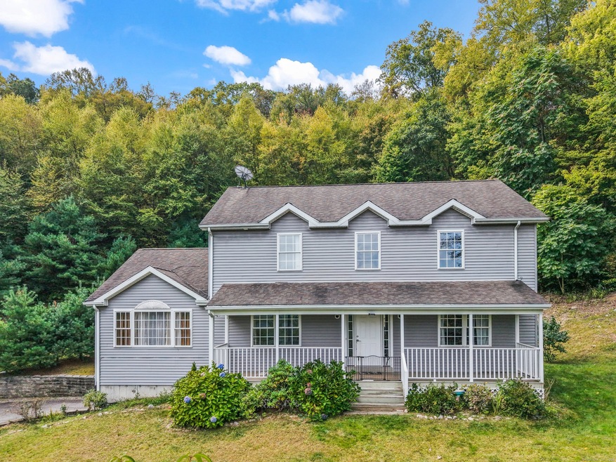 128 Melbourne Ct, Naugatuck, CT 06770 - photo 1