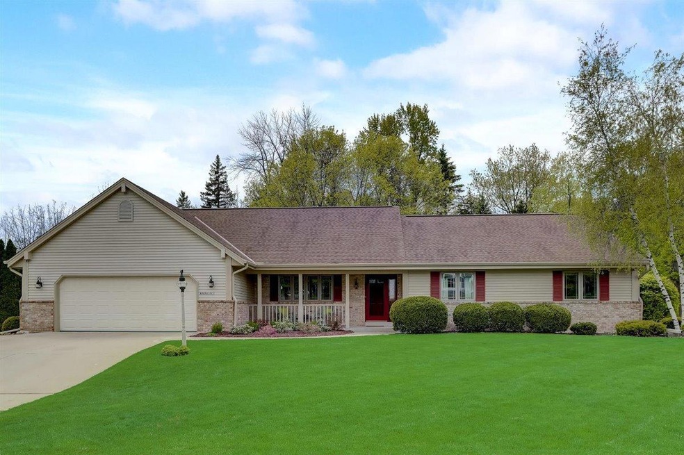 N76W15905 Hunters Ridge Cir, Menomonee Falls, WI 53051 - photo 1