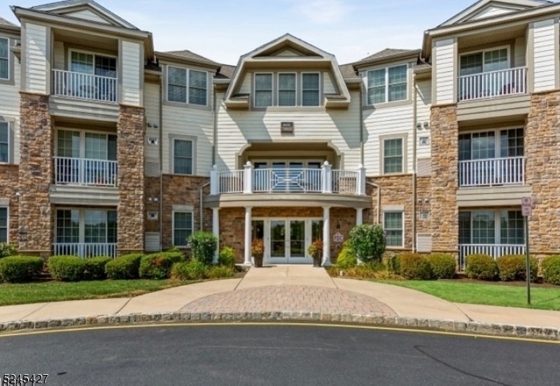 366 Victoria Dr unit Q1, Bridgewater, NJ 08807 - photo 1