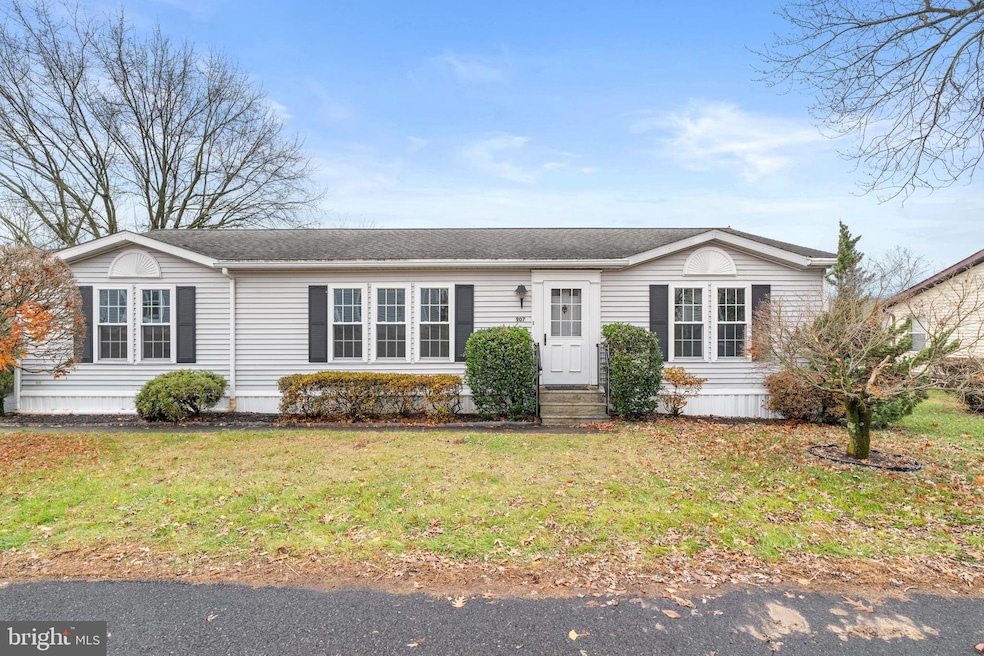 907 Lakeview Dr, Green Lane, PA 18054 - photo 1