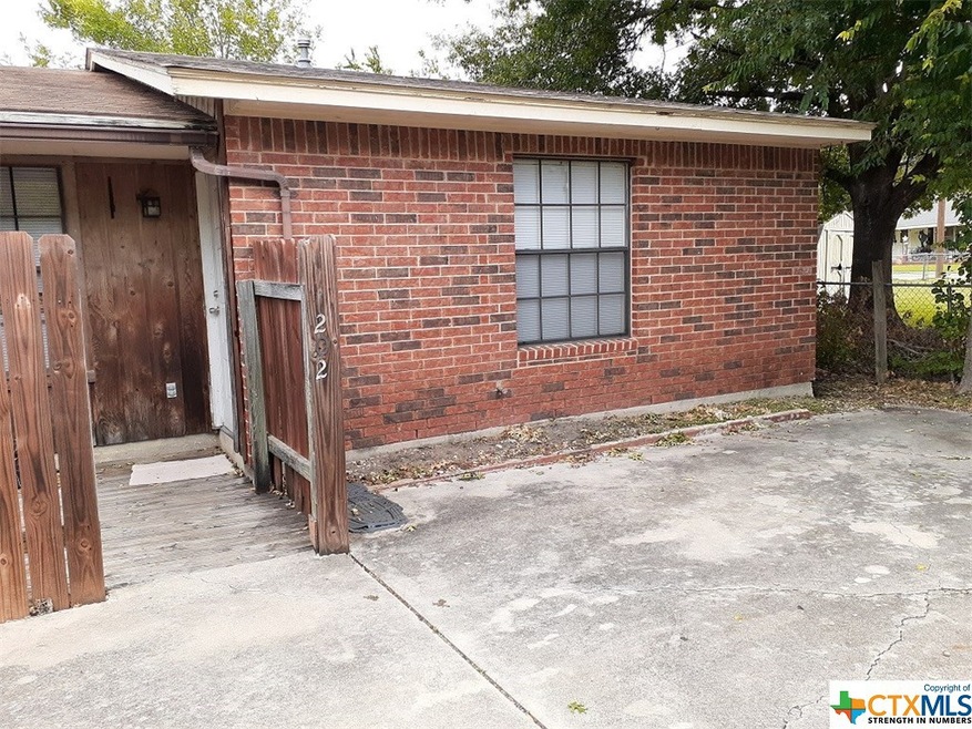 968 E Cedar St unit 202, Seguin, TX 78155 - photo 1