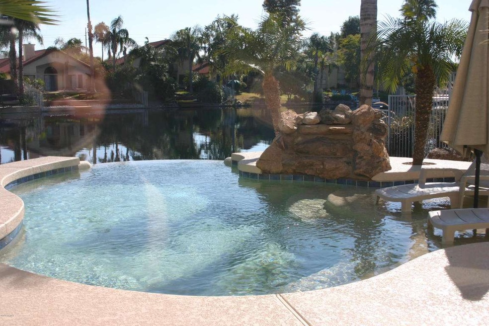 Zero edge pool