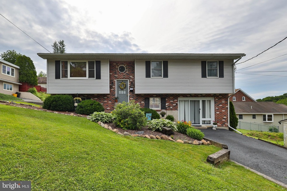 120 Diamond St, Slatington, PA 18080 - photo 1