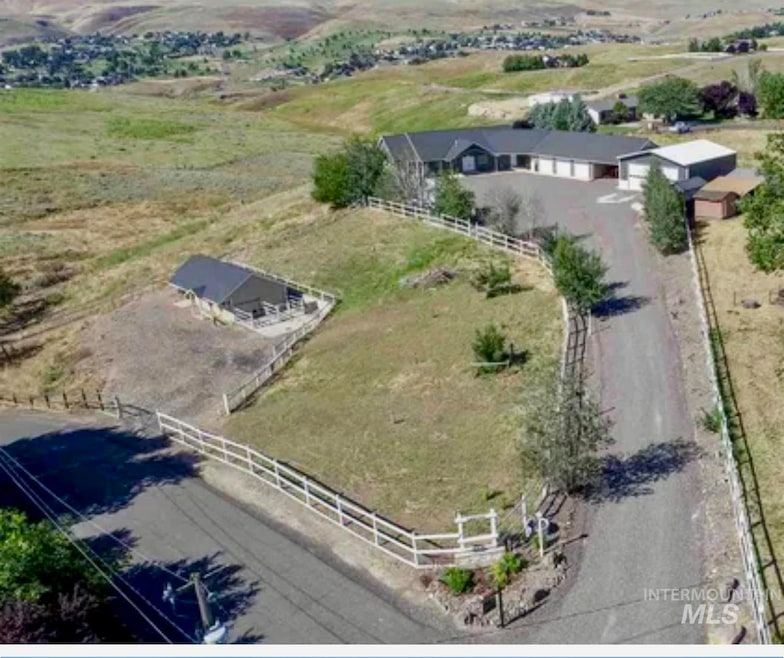 Overview of driveway into property& barn access off of Laurel Dr.