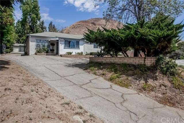 Driveway to front of home and detached garage 