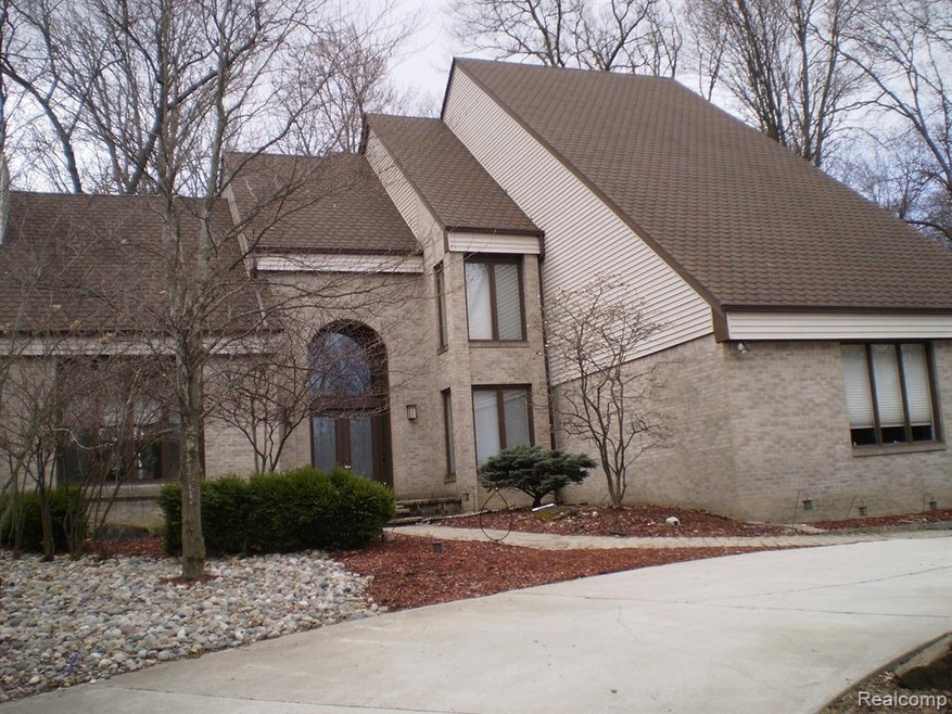 6975 Lakemont Cir, West Bloomfield, MI 48323 - photo 1