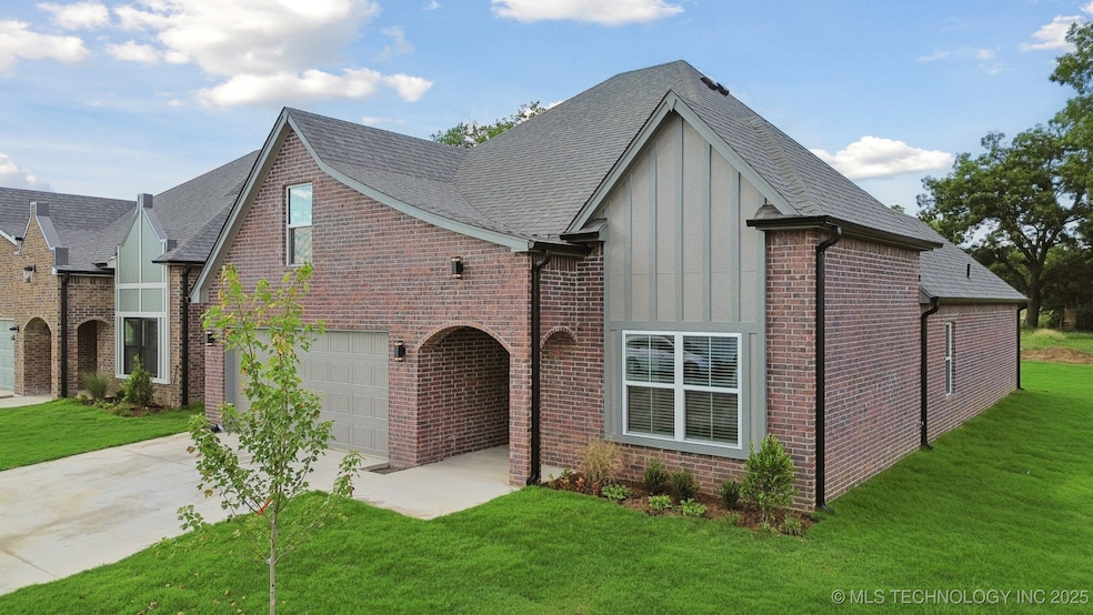 209 W Broadway St, Owasso, OK 74055 - photo 1