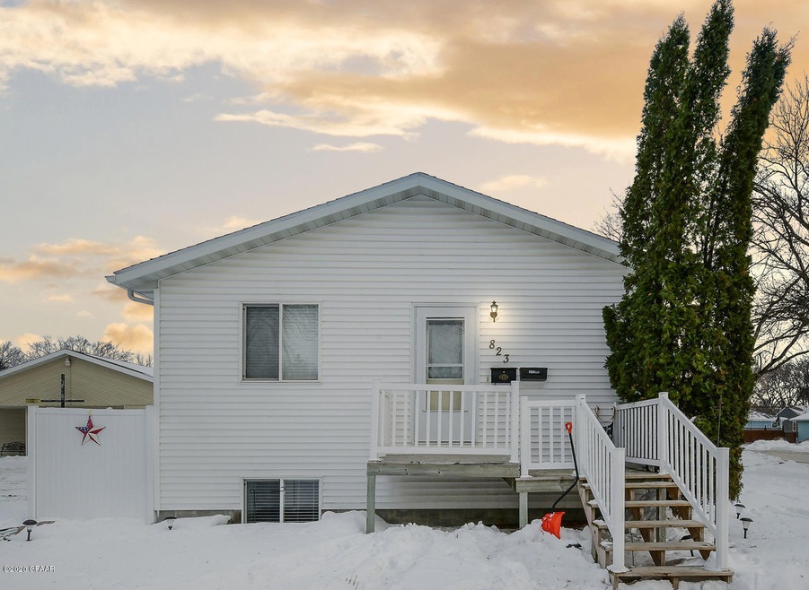 823 S 11th St, Grand Forks, ND 58201 - photo 1