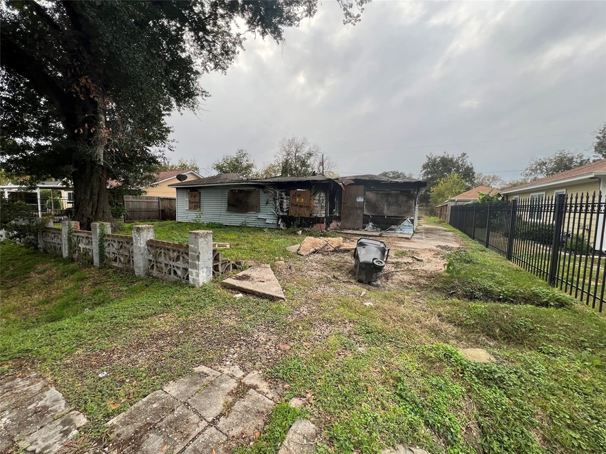 6713 Mariosa St, Houston, TX 77028 - photo 1