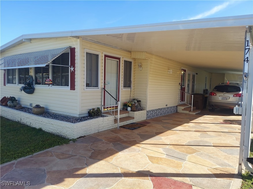 Manufactured / mobile home with a carport