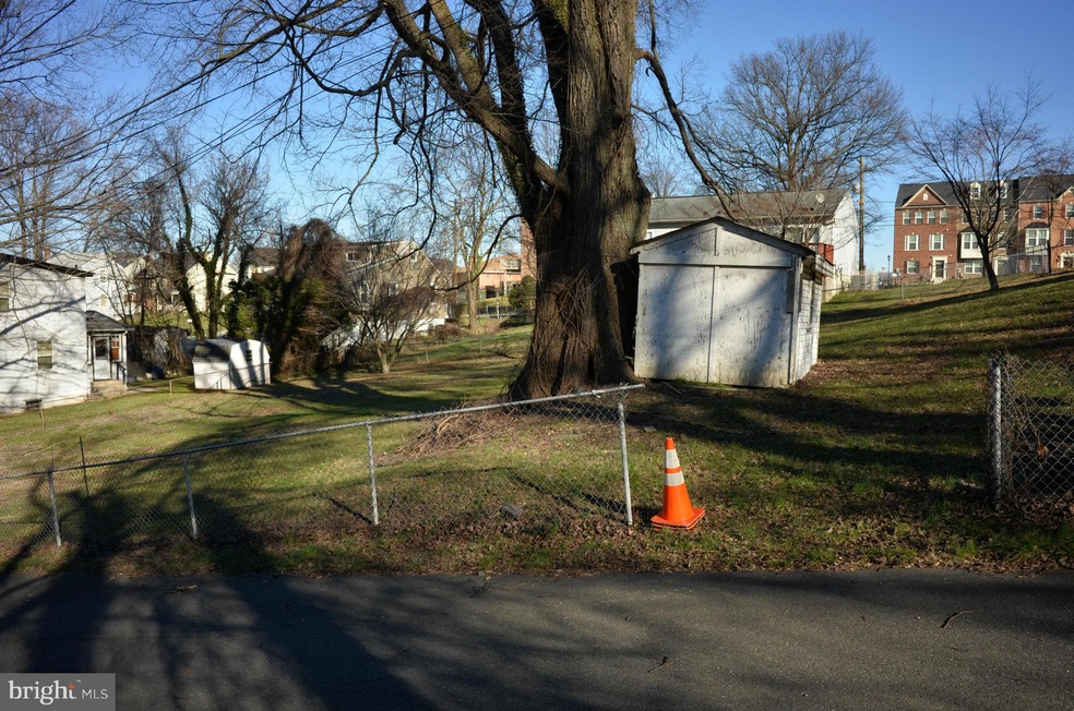 902 Old Walnut St, Capitol Heights, MD 20743 - photo 1