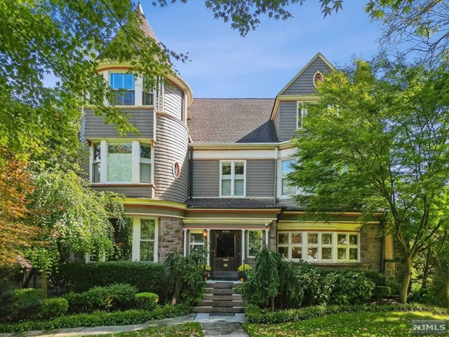 Sold $1,690,000 • Co-Listing Agent