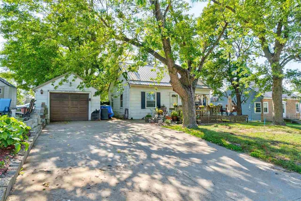 2170 C St SW, Cedar Rapids, IA 52404 - photo 1