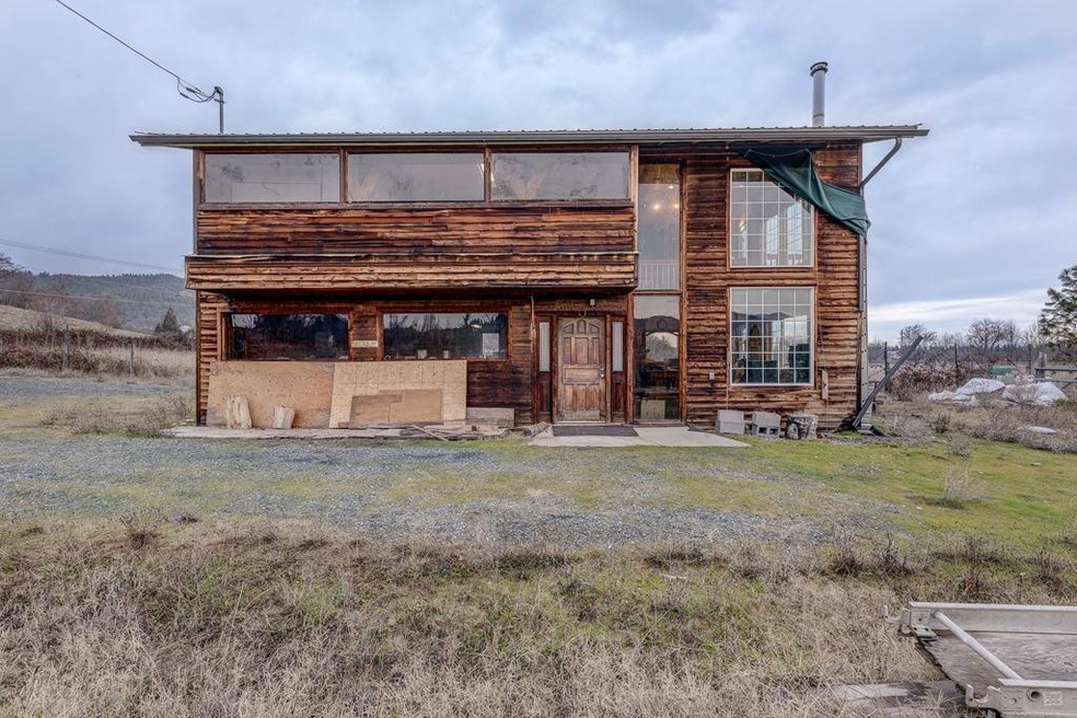 566 Old Stage Rd, Central Point, OR 97502 - photo 1