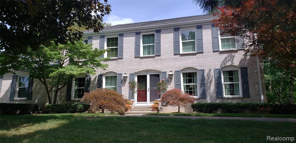 circular driveway at front of home .jpg