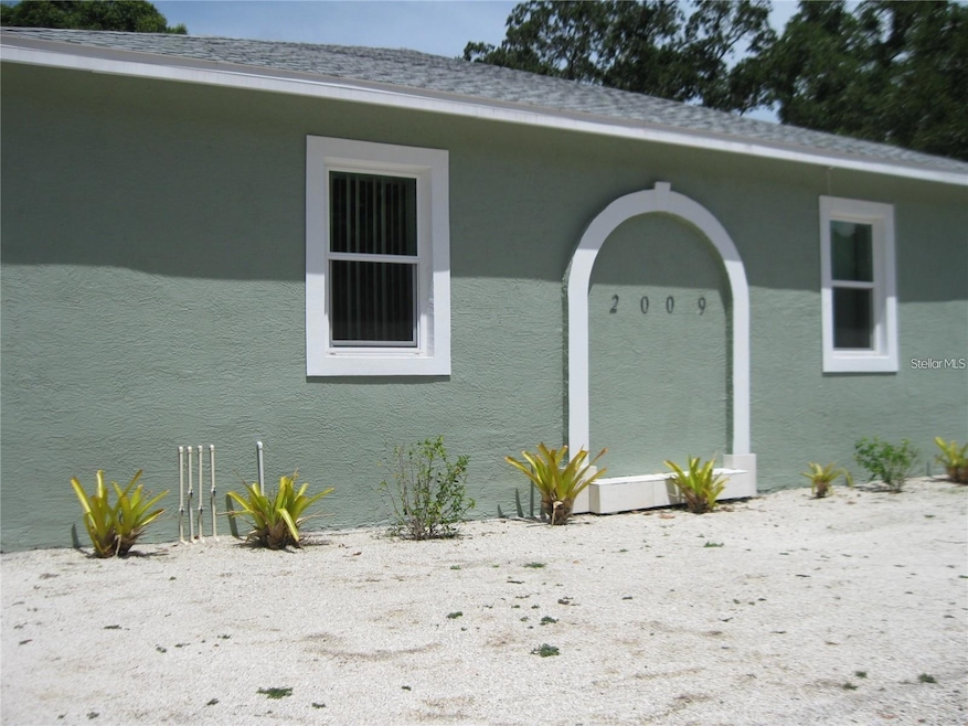 EXTERIOR FRONT OF 2009 COCOANUT