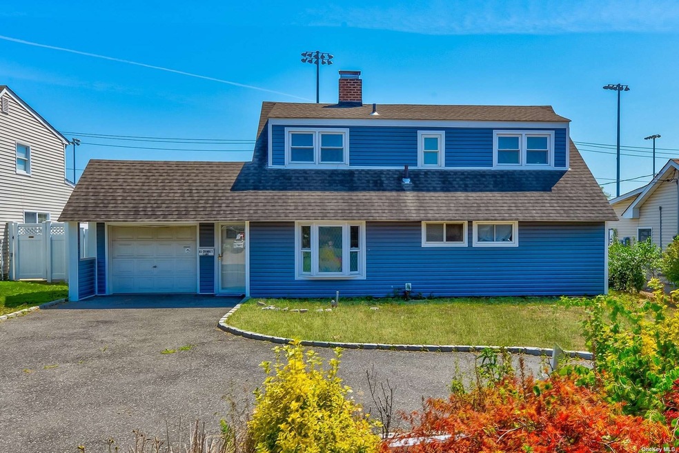 85 Chimney Ln, Levittown, NY 11756 - photo 1