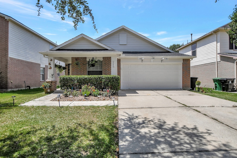 9210 Delmont Park Ln, Houston, TX 77075 - photo 1