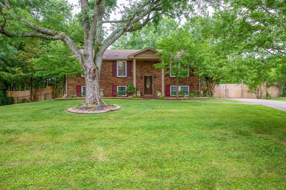 310 Cedarbrook Dr, Clarksville, TN 37040