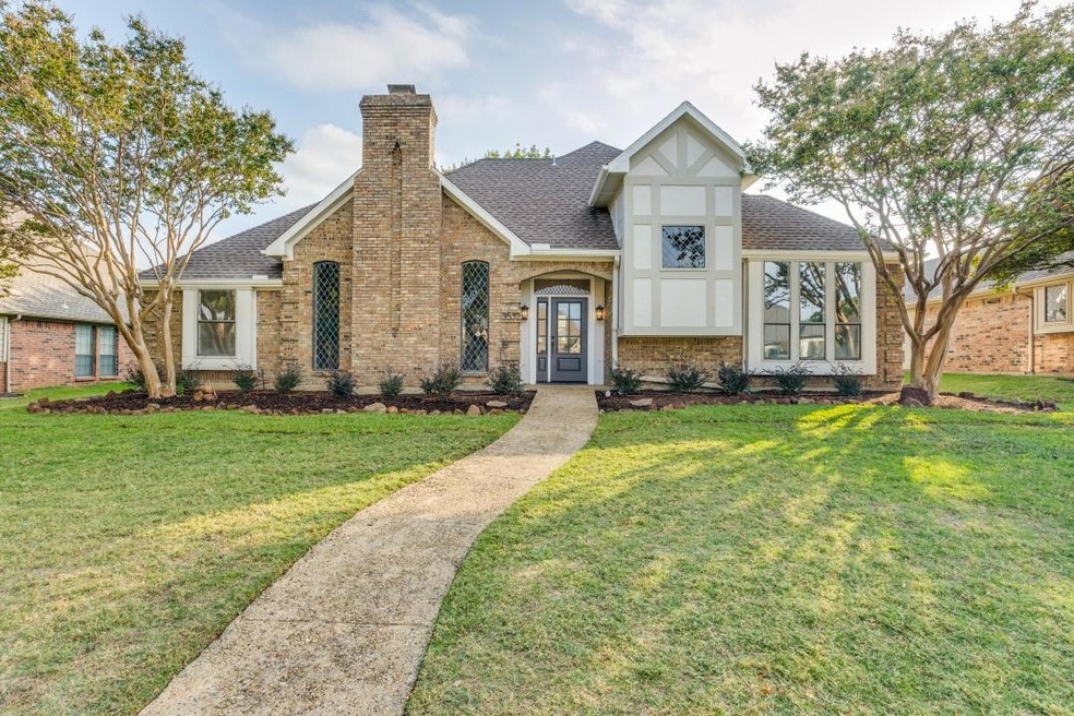 View of front facade featuring a front lawn