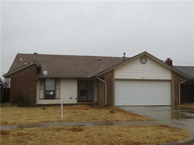 913 Leafhurst Rd, Moore, OK 73160 - photo 1