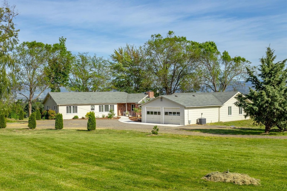 2175 W Hillside Dr, Central Point, OR 97502 - photo 1