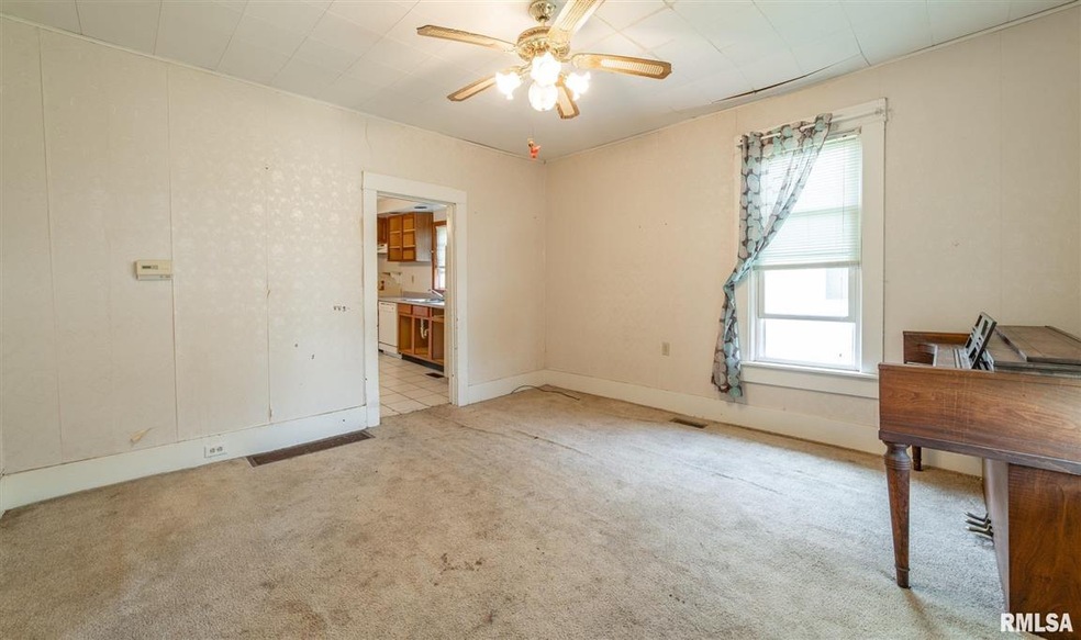 1110 N Kickapoo St, Lincoln, IL 62656 - photo 1