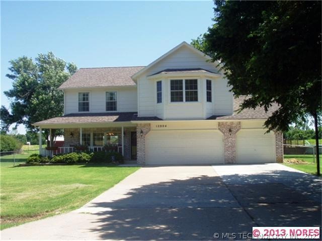 Spacious 3/4 acre lot m/l houses this lovely Ameri