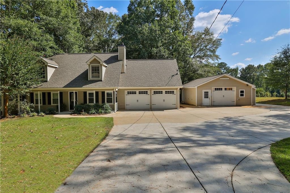Cape cod house with a porch and a front yard