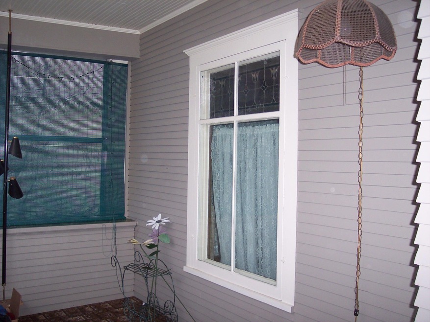 Enclosed porch<|><|>