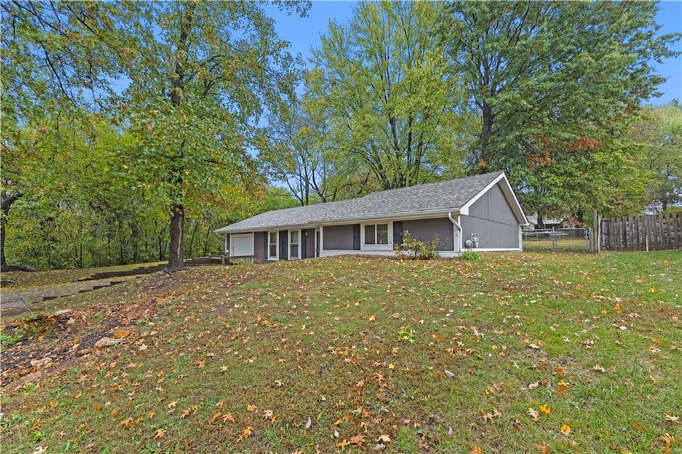 3305 N 157th St, Basehor, KS 66007 - photo 1