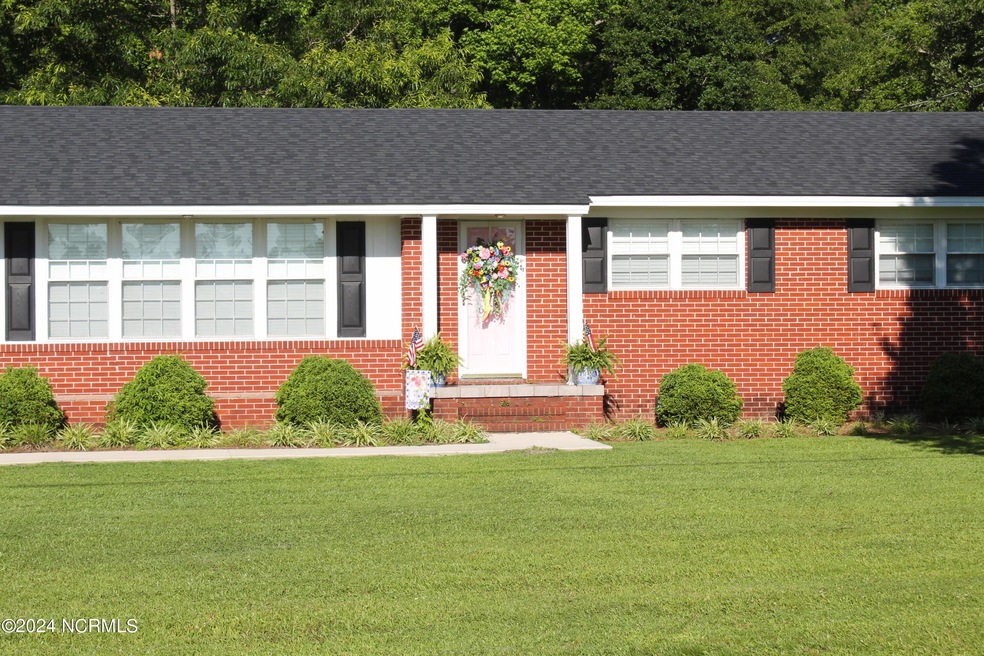 603 Lee Dr, Burgaw, NC 28425 - photo 1