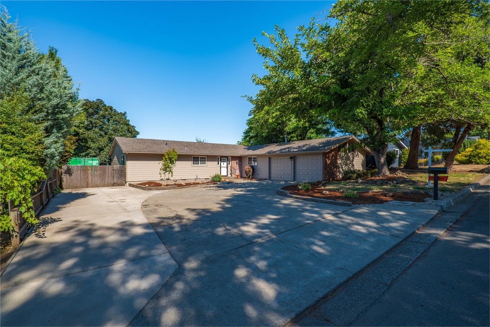 426 NE Royal Dr, Grants Pass, OR 97526 - photo 1