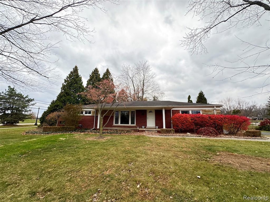 27911 Bayberry Rd, Farmington Hills, MI 48331 - photo 1