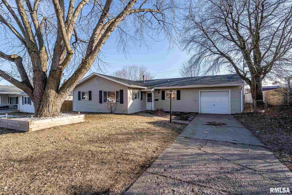 1833 W Kimberly Rd, Davenport, IA 52806 - photo 1