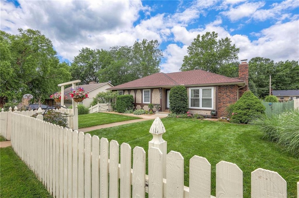 124 Bittersweet Ln, Lansing, KS 66043 - photo 1