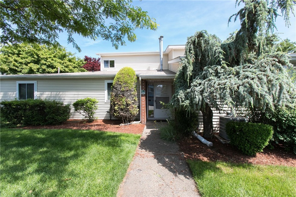 996 Williamsburg Cir, Warwick, RI 02886 - photo 1