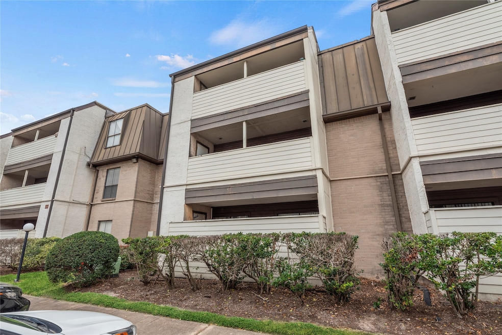 Welcome home to 3075 Walnut Bend Ln, Unit #26.