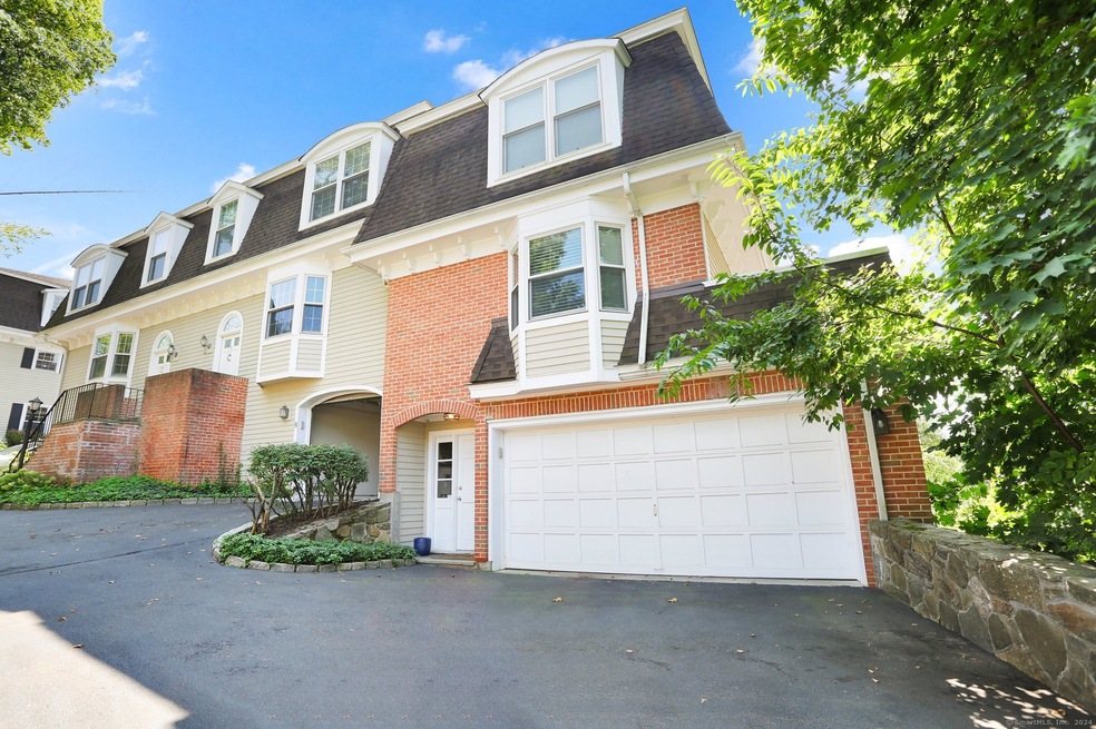 Luxury Tri-level end unit Townhouse with heated 2 