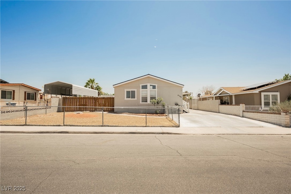 Manufactured / mobile home featuring a carport and