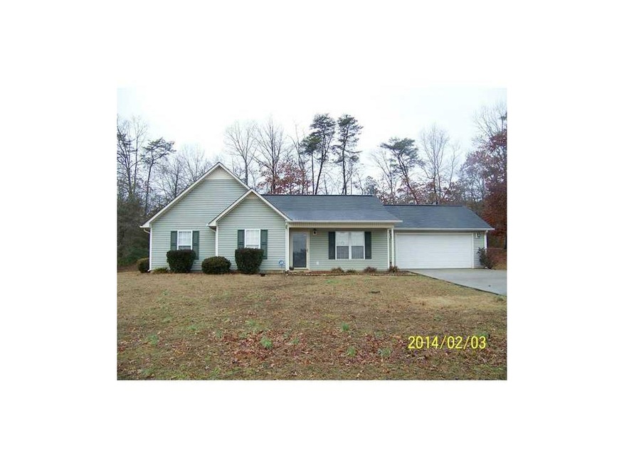 Exterior Front. Vinyl-sided 3/2 in Spring Valley w