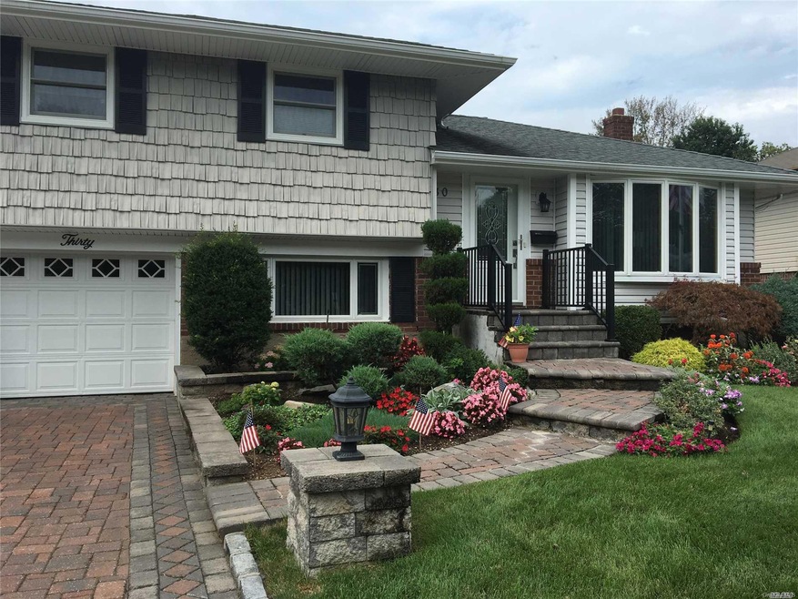 30 Shelly Ln, Bethpage, NY 11714 - photo 1
