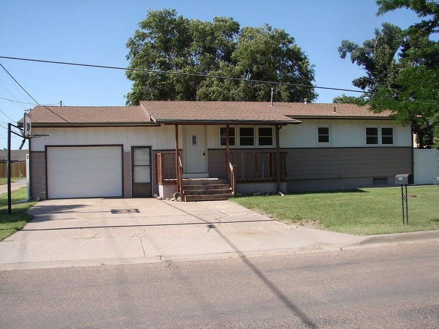 204 W 8th St, Hugoton, KS 67951 - photo 1